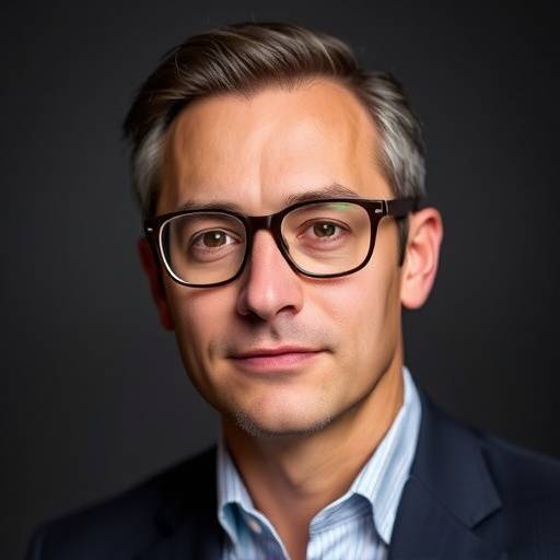 Uomo con gli occhiali, Marco Gialli, che guarda la telecamera con sicurezza